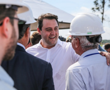 O governador Carlos Massa Ratinho Junior, junto com o ministro da Infraestrutura, Tarcísio Freitas, e o diretor-geral brasileiro da Itaipu Binacional, Joaquim Silva e Luna, vistoria nesta sexta-feira (28) as obras de construção da Ponte da Integração Brasil e Paraguai, em Foz do Iguaçu