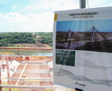 O governador Carlos Massa Ratinho Junior, junto com o ministro da Infraestrutura, Tarcísio Freitas, e o diretor-geral brasileiro da Itaipu Binacional, Joaquim Silva e Luna, vistoria nesta sexta-feira (28) as obras de construção da Ponte da Integração Brasil e Paraguai, em Foz do Iguaçu