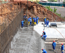 O governador Carlos Massa Ratinho Junior, junto com o ministro da Infraestrutura, Tarcísio Freitas, e o diretor-geral brasileiro da Itaipu Binacional, Joaquim Silva e Luna, vistoria nesta sexta-feira (28) as obras de construção da Ponte da Integração Brasil e Paraguai, em Foz do Iguaçu