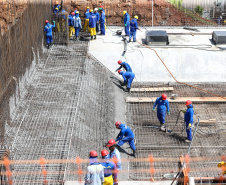 O governador Carlos Massa Ratinho Junior, junto com o ministro da Infraestrutura, Tarcísio Freitas, e o diretor-geral brasileiro da Itaipu Binacional, Joaquim Silva e Luna, vistoria nesta sexta-feira (28) as obras de construção da Ponte da Integração Brasil e Paraguai, em Foz do Iguaçu