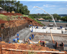 O governador Carlos Massa Ratinho Junior, junto com o ministro da Infraestrutura, Tarcísio Freitas, e o diretor-geral brasileiro da Itaipu Binacional, Joaquim Silva e Luna, vistoria nesta sexta-feira (28) as obras de construção da Ponte da Integração Brasil e Paraguai, em Foz do Iguaçu