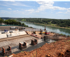 O governador Carlos Massa Ratinho Junior, junto com o ministro da Infraestrutura, Tarcísio Freitas, e o diretor-geral brasileiro da Itaipu Binacional, Joaquim Silva e Luna, vistoria nesta sexta-feira (28) as obras de construção da Ponte da Integração Brasil e Paraguai, em Foz do Iguaçu