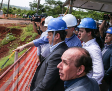 O governador Carlos Massa Ratinho Junior, junto com o ministro da Infraestrutura, Tarcísio Freitas, e o diretor-geral brasileiro da Itaipu Binacional, Joaquim Silva e Luna, vistoria nesta sexta-feira (28) as obras de construção da Ponte da Integração Brasil e Paraguai, em Foz do Iguaçu
