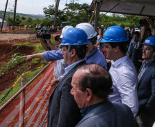 O governador Carlos Massa Ratinho Junior, junto com o ministro da Infraestrutura, Tarcísio Freitas, e o diretor-geral brasileiro da Itaipu Binacional, Joaquim Silva e Luna, vistoria nesta sexta-feira (28) as obras de construção da Ponte da Integração Brasil e Paraguai, em Foz do Iguaçu