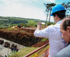 O governador Carlos Massa Ratinho Junior, junto com o ministro da Infraestrutura, Tarcísio Freitas, e o diretor-geral brasileiro da Itaipu Binacional, Joaquim Silva e Luna, vistoria nesta sexta-feira (28) as obras de construção da Ponte da Integração Brasil e Paraguai, em Foz do Iguaçu