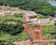 O governador Carlos Massa Ratinho Junior, junto com o ministro da Infraestrutura, Tarcísio Freitas, e o diretor-geral brasileiro da Itaipu Binacional, Joaquim Silva e Luna, vistoria nesta sexta-feira (28) as obras de construção da Ponte da Integração Brasil e Paraguai, em Foz do Iguaçu. O Governo do Paraná é o gestor da obra, que é financiada pela hidrelétrica binacional.  -  Curitiba, 28/02/2020  -  Foto: Rodrigo Félix Leal/AEN