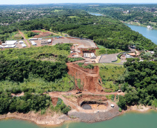 O governador Carlos Massa Ratinho Junior, junto com o ministro da Infraestrutura, Tarcísio Freitas, e o diretor-geral brasileiro da Itaipu Binacional, Joaquim Silva e Luna, vistoria nesta sexta-feira (28) as obras de construção da Ponte da Integração Brasil e Paraguai, em Foz do Iguaçu. O Governo do Paraná é o gestor da obra, que é financiada pela hidrelétrica binacional.  -  Curitiba, 28/02/2020  -  Foto: Rodrigo Félix Leal/AEN