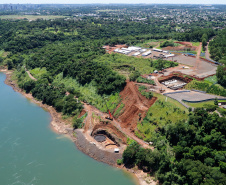 O governador Carlos Massa Ratinho Junior, junto com o ministro da Infraestrutura, Tarcísio Freitas, e o diretor-geral brasileiro da Itaipu Binacional, Joaquim Silva e Luna, vistoria nesta sexta-feira (28) as obras de construção da Ponte da Integração Brasil e Paraguai, em Foz do Iguaçu. O Governo do Paraná é o gestor da obra, que é financiada pela hidrelétrica binacional.  -  Curitiba, 28/02/2020  -  Foto: Rodrigo Félix Leal/AEN