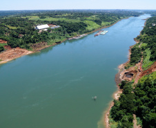 O governador Carlos Massa Ratinho Junior, junto com o ministro da Infraestrutura, Tarcísio Freitas, e o diretor-geral brasileiro da Itaipu Binacional, Joaquim Silva e Luna, vistoria nesta sexta-feira (28) as obras de construção da Ponte da Integração Brasil e Paraguai, em Foz do Iguaçu. O Governo do Paraná é o gestor da obra, que é financiada pela hidrelétrica binacional.  -  Curitiba, 28/02/2020  -  Foto: Rodrigo Félix Leal/AEN