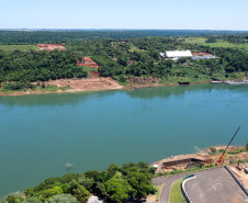O governador Carlos Massa Ratinho Junior, junto com o ministro da Infraestrutura, Tarcísio Freitas, e o diretor-geral brasileiro da Itaipu Binacional, Joaquim Silva e Luna, vistoria nesta sexta-feira (28) as obras de construção da Ponte da Integração Brasil e Paraguai, em Foz do Iguaçu. O Governo do Paraná é o gestor da obra, que é financiada pela hidrelétrica binacional.  -  Curitiba, 28/02/2020  -  Foto: Rodrigo Félix Leal/AEN