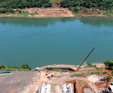 O governador Carlos Massa Ratinho Junior, junto com o ministro da Infraestrutura, Tarcísio Freitas, e o diretor-geral brasileiro da Itaipu Binacional, Joaquim Silva e Luna, vistoria nesta sexta-feira (28) as obras de construção da Ponte da Integração Brasil e Paraguai, em Foz do Iguaçu. O Governo do Paraná é o gestor da obra, que é financiada pela hidrelétrica binacional.  -  Curitiba, 28/02/2020  -  Foto: Rodrigo Félix Leal/AEN