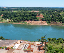 O governador Carlos Massa Ratinho Junior, junto com o ministro da Infraestrutura, Tarcísio Freitas, e o diretor-geral brasileiro da Itaipu Binacional, Joaquim Silva e Luna, vistoria nesta sexta-feira (28) as obras de construção da Ponte da Integração Brasil e Paraguai, em Foz do Iguaçu. O Governo do Paraná é o gestor da obra, que é financiada pela hidrelétrica binacional.  -  Curitiba, 28/02/2020  -  Foto: Rodrigo Félix Leal/AEN