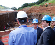 O governador Carlos Massa Ratinho Junior, junto com o ministro da Infraestrutura, Tarcísio Freitas, e o diretor-geral brasileiro da Itaipu Binacional, Joaquim Silva e Luna, vistoria nesta sexta-feira (28) as obras de construção da Ponte da Integração Brasil e Paraguai, em Foz do Iguaçu. O Governo do Paraná é o gestor da obra, que é financiada pela hidrelétrica binacional.  -  Curitiba, 28/02/2020  -  Foto: Rodrigo Félix Leal/AEN