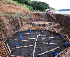 O governador Carlos Massa Ratinho Junior, junto com o ministro da Infraestrutura, Tarcísio Freitas, e o diretor-geral brasileiro da Itaipu Binacional, Joaquim Silva e Luna, vistoria nesta sexta-feira (28) as obras de construção da Ponte da Integração Brasil e Paraguai, em Foz do Iguaçu. O Governo do Paraná é o gestor da obra, que é financiada pela hidrelétrica binacional.  -  Curitiba, 28/02/2020  -  Foto: Rodrigo Félix Leal/AEN