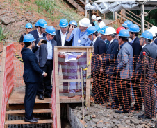 O governador Carlos Massa Ratinho Junior, junto com o ministro da Infraestrutura, Tarcísio Freitas, e o diretor-geral brasileiro da Itaipu Binacional, Joaquim Silva e Luna, vistoria nesta sexta-feira (28) as obras de construção da Ponte da Integração Brasil e Paraguai, em Foz do Iguaçu. O Governo do Paraná é o gestor da obra, que é financiada pela hidrelétrica binacional.  -  Curitiba, 28/02/2020  -  Foto: Rodrigo Félix Leal/AEN