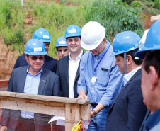 O governador Carlos Massa Ratinho Junior, junto com o ministro da Infraestrutura, Tarcísio Freitas, e o diretor-geral brasileiro da Itaipu Binacional, Joaquim Silva e Luna, vistoria nesta sexta-feira (28) as obras de construção da Ponte da Integração Brasil e Paraguai, em Foz do Iguaçu. O Governo do Paraná é o gestor da obra, que é financiada pela hidrelétrica binacional.  -  Curitiba, 28/02/2020  -  Foto: Rodrigo Félix Leal/AEN