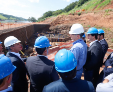 O governador Carlos Massa Ratinho Junior, junto com o ministro da Infraestrutura, Tarcísio Freitas, e o diretor-geral brasileiro da Itaipu Binacional, Joaquim Silva e Luna, vistoria nesta sexta-feira (28) as obras de construção da Ponte da Integração Brasil e Paraguai, em Foz do Iguaçu. O Governo do Paraná é o gestor da obra, que é financiada pela hidrelétrica binacional.  -  Curitiba, 28/02/2020  -  Foto: Rodrigo Félix Leal/AEN