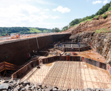 O governador Carlos Massa Ratinho Junior, junto com o ministro da Infraestrutura, Tarcísio Freitas, e o diretor-geral brasileiro da Itaipu Binacional, Joaquim Silva e Luna, vistoria nesta sexta-feira (28) as obras de construção da Ponte da Integração Brasil e Paraguai, em Foz do Iguaçu. O Governo do Paraná é o gestor da obra, que é financiada pela hidrelétrica binacional.  -  Curitiba, 28/02/2020  -  Foto: Rodrigo Félix Leal/AEN
