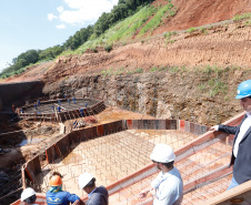 O governador Carlos Massa Ratinho Junior, junto com o ministro da Infraestrutura, Tarcísio Freitas, e o diretor-geral brasileiro da Itaipu Binacional, Joaquim Silva e Luna, vistoria nesta sexta-feira (28) as obras de construção da Ponte da Integração Brasil e Paraguai, em Foz do Iguaçu. O Governo do Paraná é o gestor da obra, que é financiada pela hidrelétrica binacional.  -  Curitiba, 28/02/2020  -  Foto: Rodrigo Félix Leal/AEN