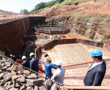 O governador Carlos Massa Ratinho Junior, junto com o ministro da Infraestrutura, Tarcísio Freitas, e o diretor-geral brasileiro da Itaipu Binacional, Joaquim Silva e Luna, vistoria nesta sexta-feira (28) as obras de construção da Ponte da Integração Brasil e Paraguai, em Foz do Iguaçu. O Governo do Paraná é o gestor da obra, que é financiada pela hidrelétrica binacional.  -  Curitiba, 28/02/2020  -  Foto: Rodrigo Félix Leal/AEN