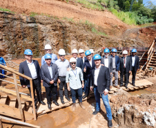 O governador Carlos Massa Ratinho Junior, junto com o ministro da Infraestrutura, Tarcísio Freitas, e o diretor-geral brasileiro da Itaipu Binacional, Joaquim Silva e Luna, vistoria nesta sexta-feira (28) as obras de construção da Ponte da Integração Brasil e Paraguai, em Foz do Iguaçu. O Governo do Paraná é o gestor da obra, que é financiada pela hidrelétrica binacional.  -  Curitiba, 28/02/2020  -  Foto: Rodrigo Félix Leal/AEN