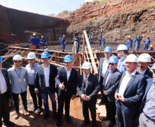 O governador Carlos Massa Ratinho Junior, junto com o ministro da Infraestrutura, Tarcísio Freitas, e o diretor-geral brasileiro da Itaipu Binacional, Joaquim Silva e Luna, vistoria nesta sexta-feira (28) as obras de construção da Ponte da Integração Brasil e Paraguai, em Foz do Iguaçu. O Governo do Paraná é o gestor da obra, que é financiada pela hidrelétrica binacional.  -  Curitiba, 28/02/2020  -  Foto: Rodrigo Félix Leal/AEN