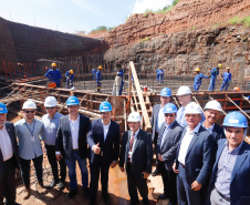 O governador Carlos Massa Ratinho Junior, junto com o ministro da Infraestrutura, Tarcísio Freitas, e o diretor-geral brasileiro da Itaipu Binacional, Joaquim Silva e Luna, vistoria nesta sexta-feira (28) as obras de construção da Ponte da Integração Brasil e Paraguai, em Foz do Iguaçu. O Governo do Paraná é o gestor da obra, que é financiada pela hidrelétrica binacional.  -  Curitiba, 28/02/2020  -  Foto: Rodrigo Félix Leal/AEN