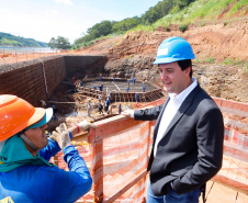 O governador Carlos Massa Ratinho Junior, junto com o ministro da Infraestrutura, Tarcísio Freitas, e o diretor-geral brasileiro da Itaipu Binacional, Joaquim Silva e Luna, vistoria nesta sexta-feira (28) as obras de construção da Ponte da Integração Brasil e Paraguai, em Foz do Iguaçu. O Governo do Paraná é o gestor da obra, que é financiada pela hidrelétrica binacional.  -  Curitiba, 28/02/2020  -  Foto: Rodrigo Félix Leal/AEN