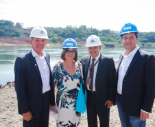 O governador Carlos Massa Ratinho Junior, junto com o ministro da Infraestrutura, Tarcísio Freitas, e o diretor-geral brasileiro da Itaipu Binacional, Joaquim Silva e Luna, vistoria nesta sexta-feira (28) as obras de construção da Ponte da Integração Brasil e Paraguai, em Foz do Iguaçu. O Governo do Paraná é o gestor da obra, que é financiada pela hidrelétrica binacional.  -  Curitiba, 28/02/2020  -  Foto: Rodrigo Félix Leal/AEN