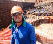 O governador Carlos Massa Ratinho Junior, junto com o ministro da Infraestrutura, Tarcísio Freitas, e o diretor-geral brasileiro da Itaipu Binacional, Joaquim Silva e Luna, vistoria nesta sexta-feira (28) as obras de construção da Ponte da Integração Brasil e Paraguai, em Foz do Iguaçu. O Governo do Paraná é o gestor da obra, que é financiada pela hidrelétrica binacional.  -  Curitiba, 28/02/2020  -  Foto: Rodrigo Félix Leal/AEN