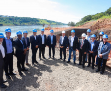 O governador Carlos Massa Ratinho Junior, junto com o ministro da Infraestrutura, Tarcísio Freitas, e o diretor-geral brasileiro da Itaipu Binacional, Joaquim Silva e Luna, vistoria nesta sexta-feira (28) as obras de construção da Ponte da Integração Brasil e Paraguai, em Foz do Iguaçu. O Governo do Paraná é o gestor da obra, que é financiada pela hidrelétrica binacional.  -  Curitiba, 28/02/2020  -  Foto: Rodrigo Félix Leal/AEN