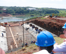 O governador Carlos Massa Ratinho Junior, junto com o ministro da Infraestrutura, Tarcísio Freitas, e o diretor-geral brasileiro da Itaipu Binacional, Joaquim Silva e Luna, vistoria nesta sexta-feira (28) as obras de construção da Ponte da Integração Brasil e Paraguai, em Foz do Iguaçu. O Governo do Paraná é o gestor da obra, que é financiada pela hidrelétrica binacional.  -  Curitiba, 28/02/2020  -  Foto: Rodrigo Félix Leal/AEN