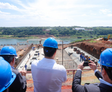 O governador Carlos Massa Ratinho Junior, junto com o ministro da Infraestrutura, Tarcísio Freitas, e o diretor-geral brasileiro da Itaipu Binacional, Joaquim Silva e Luna, vistoria nesta sexta-feira (28) as obras de construção da Ponte da Integração Brasil e Paraguai, em Foz do Iguaçu. O Governo do Paraná é o gestor da obra, que é financiada pela hidrelétrica binacional.  -  Curitiba, 28/02/2020  -  Foto: Rodrigo Félix Leal/AEN