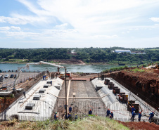 O governador Carlos Massa Ratinho Junior, junto com o ministro da Infraestrutura, Tarcísio Freitas, e o diretor-geral brasileiro da Itaipu Binacional, Joaquim Silva e Luna, vistoria nesta sexta-feira (28) as obras de construção da Ponte da Integração Brasil e Paraguai, em Foz do Iguaçu. O Governo do Paraná é o gestor da obra, que é financiada pela hidrelétrica binacional.  -  Curitiba, 28/02/2020  -  Foto: Rodrigo Félix Leal/AEN