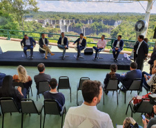 Compromisso com o desenvolvimento sustentável, reformas estruturantes, proteção das fronteiras e um pedido para que o governo federal dê suporte aos estados para um possível enfrentamento ao coronavírus estão entre os principais pontos da Carta de Foz do Iguaçu. O documento final do encontro do Consórcio de Integração Sul e Sudeste (Cosud) foi apresentado neste sábado (29) pelos governadores das duas regiões, durante uma coletiva de imprensa no Parque Nacional do Iguaçu. 