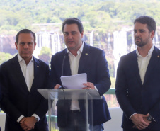 Compromisso com o desenvolvimento sustentável, reformas estruturantes, proteção das fronteiras e um pedido para que o governo federal dê suporte aos estados para um possível enfrentamento ao coronavírus estão entre os principais pontos da Carta de Foz do Iguaçu. O documento final do encontro do Consórcio de Integração Sul e Sudeste (Cosud) foi apresentado neste sábado (29) pelos governadores das duas regiões, durante uma coletiva de imprensa no Parque Nacional do Iguaçu. 