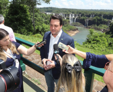 Compromisso com o desenvolvimento sustentável, reformas estruturantes, proteção das fronteiras e um pedido para que o governo federal dê suporte aos estados para um possível enfrentamento ao coronavírus estão entre os principais pontos da Carta de Foz do Iguaçu. O documento final do encontro do Consórcio de Integração Sul e Sudeste (Cosud) foi apresentado neste sábado (29) pelos governadores das duas regiões, durante uma coletiva de imprensa no Parque Nacional do Iguaçu. 