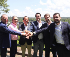 Compromisso com o desenvolvimento sustentável, reformas estruturantes, proteção das fronteiras e um pedido para que o governo federal dê suporte aos estados para um possível enfrentamento ao coronavírus estão entre os principais pontos da Carta de Foz do Iguaçu. O documento final do encontro do Consórcio de Integração Sul e Sudeste (Cosud) foi apresentado neste sábado (29) pelos governadores das duas regiões, durante uma coletiva de imprensa no Parque Nacional do Iguaçu. 
