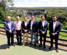 Compromisso com o desenvolvimento sustentável, reformas estruturantes, proteção das fronteiras e um pedido para que o governo federal dê suporte aos estados para um possível enfrentamento ao coronavírus estão entre os principais pontos da Carta de Foz do Iguaçu. O documento final do encontro do Consórcio de Integração Sul e Sudeste (Cosud) foi apresentado neste sábado (29) pelos governadores das duas regiões, durante uma coletiva de imprensa no Parque Nacional do Iguaçu. 