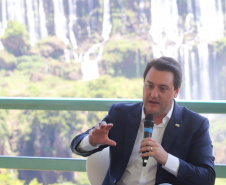 Compromisso com o desenvolvimento sustentável, reformas estruturantes, proteção das fronteiras e um pedido para que o governo federal dê suporte aos estados para um possível enfrentamento ao coronavírus estão entre os principais pontos da Carta de Foz do Iguaçu. O documento final do encontro do Consórcio de Integração Sul e Sudeste (Cosud) foi apresentado neste sábado (29) pelos governadores das duas regiões, durante uma coletiva de imprensa no Parque Nacional do Iguaçu. 