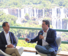 Compromisso com o desenvolvimento sustentável, reformas estruturantes, proteção das fronteiras e um pedido para que o governo federal dê suporte aos estados para um possível enfrentamento ao coronavírus estão entre os principais pontos da Carta de Foz do Iguaçu. O documento final do encontro do Consórcio de Integração Sul e Sudeste (Cosud) foi apresentado neste sábado (29) pelos governadores das duas regiões, durante uma coletiva de imprensa no Parque Nacional do Iguaçu. 