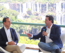Compromisso com o desenvolvimento sustentável, reformas estruturantes, proteção das fronteiras e um pedido para que o governo federal dê suporte aos estados para um possível enfrentamento ao coronavírus estão entre os principais pontos da Carta de Foz do Iguaçu. O documento final do encontro do Consórcio de Integração Sul e Sudeste (Cosud) foi apresentado neste sábado (29) pelos governadores das duas regiões, durante uma coletiva de imprensa no Parque Nacional do Iguaçu. 