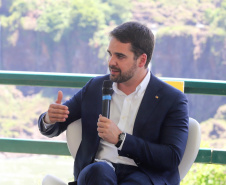Compromisso com o desenvolvimento sustentável, reformas estruturantes, proteção das fronteiras e um pedido para que o governo federal dê suporte aos estados para um possível enfrentamento ao coronavírus estão entre os principais pontos da Carta de Foz do Iguaçu. O documento final do encontro do Consórcio de Integração Sul e Sudeste (Cosud) foi apresentado neste sábado (29) pelos governadores das duas regiões, durante uma coletiva de imprensa no Parque Nacional do Iguaçu. 