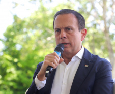 Compromisso com o desenvolvimento sustentável, reformas estruturantes, proteção das fronteiras e um pedido para que o governo federal dê suporte aos estados para um possível enfrentamento ao coronavírus estão entre os principais pontos da Carta de Foz do Iguaçu. O documento final do encontro do Consórcio de Integração Sul e Sudeste (Cosud) foi apresentado neste sábado (29) pelos governadores das duas regiões, durante uma coletiva de imprensa no Parque Nacional do Iguaçu. 