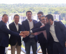 Compromisso com o desenvolvimento sustentável, reformas estruturantes, proteção das fronteiras e um pedido para que o governo federal dê suporte aos estados para um possível enfrentamento ao coronavírus estão entre os principais pontos da Carta de Foz do Iguaçu. O documento final do encontro do Consórcio de Integração Sul e Sudeste (Cosud) foi apresentado neste sábado (29) pelos governadores das duas regiões, durante uma coletiva de imprensa no Parque Nacional do Iguaçu. 