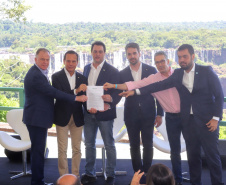 Compromisso com o desenvolvimento sustentável, reformas estruturantes, proteção das fronteiras e um pedido para que o governo federal dê suporte aos estados para um possível enfrentamento ao coronavírus estão entre os principais pontos da Carta de Foz do Iguaçu. O documento final do encontro do Consórcio de Integração Sul e Sudeste (Cosud) foi apresentado neste sábado (29) pelos governadores das duas regiões, durante uma coletiva de imprensa no Parque Nacional do Iguaçu. 