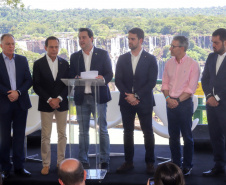 Compromisso com o desenvolvimento sustentável, reformas estruturantes, proteção das fronteiras e um pedido para que o governo federal dê suporte aos estados para um possível enfrentamento ao coronavírus estão entre os principais pontos da Carta de Foz do Iguaçu. O documento final do encontro do Consórcio de Integração Sul e Sudeste (Cosud) foi apresentado neste sábado (29) pelos governadores das duas regiões, durante uma coletiva de imprensa no Parque Nacional do Iguaçu. 