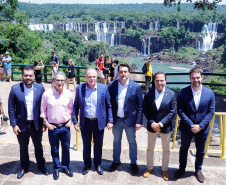 Compromisso com o desenvolvimento sustentável, reformas estruturantes, proteção das fronteiras e um pedido para que o governo federal dê suporte aos estados para um possível enfrentamento ao coronavírus estão entre os principais pontos da Carta de Foz do Iguaçu. O documento final do encontro do Consórcio de Integração Sul e Sudeste (Cosud) foi apresentado neste sábado (29) pelos governadores das duas regiões, durante uma coletiva de imprensa no Parque Nacional do Iguaçu. 