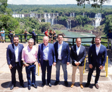 Compromisso com o desenvolvimento sustentável, reformas estruturantes, proteção das fronteiras e um pedido para que o governo federal dê suporte aos estados para um possível enfrentamento ao coronavírus estão entre os principais pontos da Carta de Foz do Iguaçu. O documento final do encontro do Consórcio de Integração Sul e Sudeste (Cosud) foi apresentado neste sábado (29) pelos governadores das duas regiões, durante uma coletiva de imprensa no Parque Nacional do Iguaçu. 