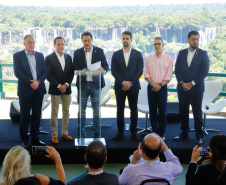 Compromisso com o desenvolvimento sustentável, reformas estruturantes, proteção das fronteiras e um pedido para que o governo federal dê suporte aos estados para um possível enfrentamento ao coronavírus estão entre os principais pontos da Carta de Foz do Iguaçu. O documento final do encontro do Consórcio de Integração Sul e Sudeste (Cosud) foi apresentado neste sábado (29) pelos governadores das duas regiões, durante uma coletiva de imprensa no Parque Nacional do Iguaçu. 